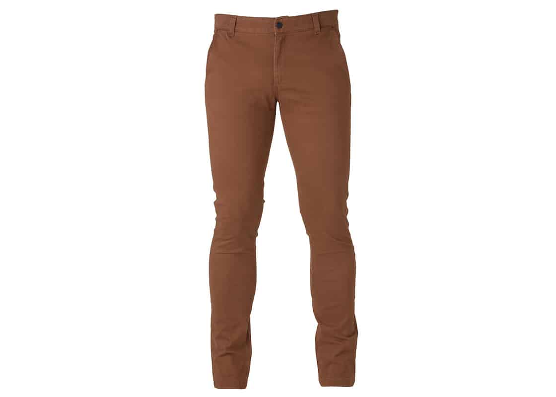 Heren chino broek voor in de showroom | Pelster Automotive